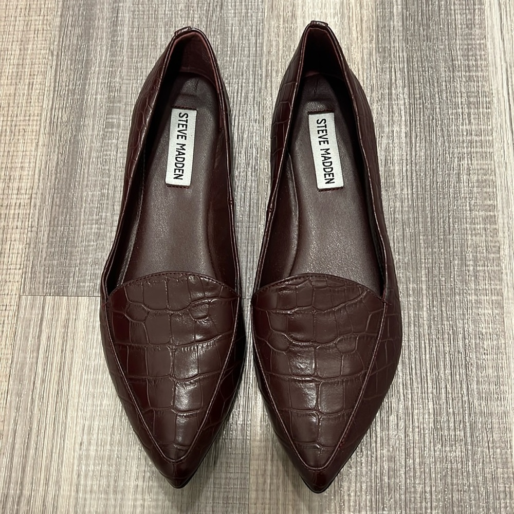 STEVE MADDEN | Women's Pointed Toe Croc-Embossed Flats in Maroon